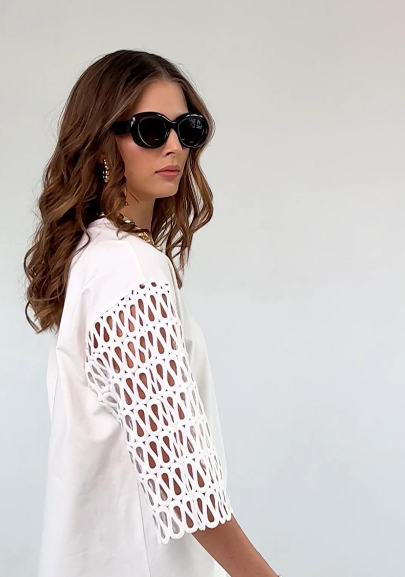 Elegant ivory T-shirt with extended sleeve