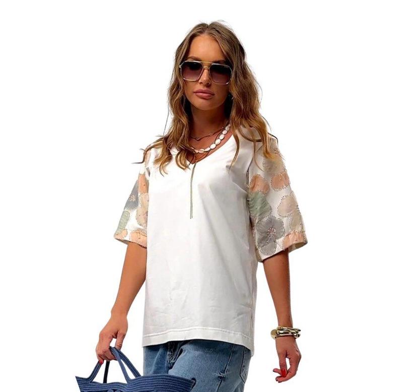 Elegant T-shirt with extended beaded sleeves