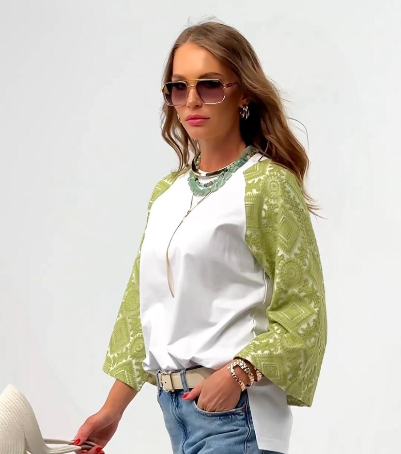  Elegant knit top in Ukrainian style 