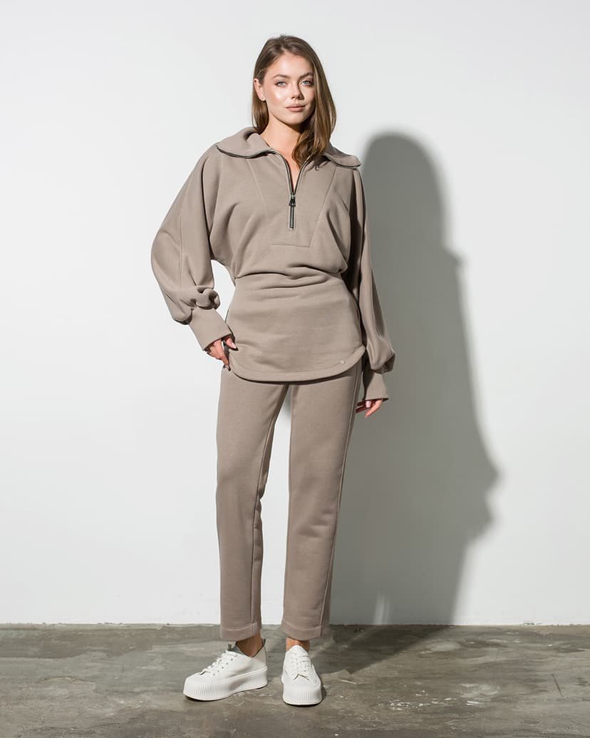 Knitted set with pants and zipped sweatshirt